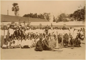Áhítatok az Arakan pagodában, Mandalay, Burma, 19. század vége (albumnyomat)